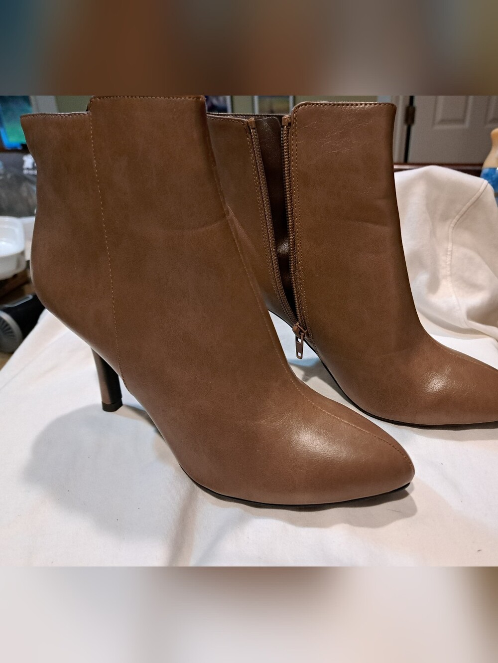 CL by Laundry Sophie Taupe Ankle Booties Women's Size 7.5M Side Zip Heeled Boots